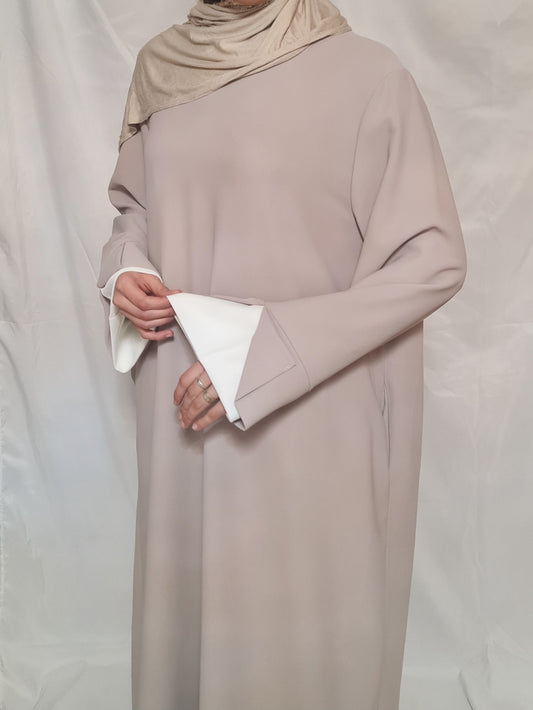 Abaya detalle mangas blancas