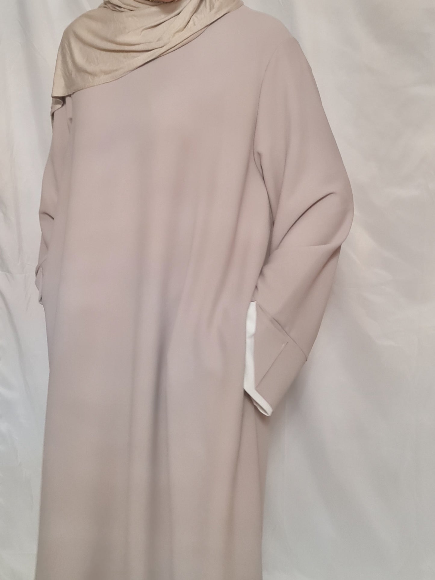 Abaya detalle mangas blancas