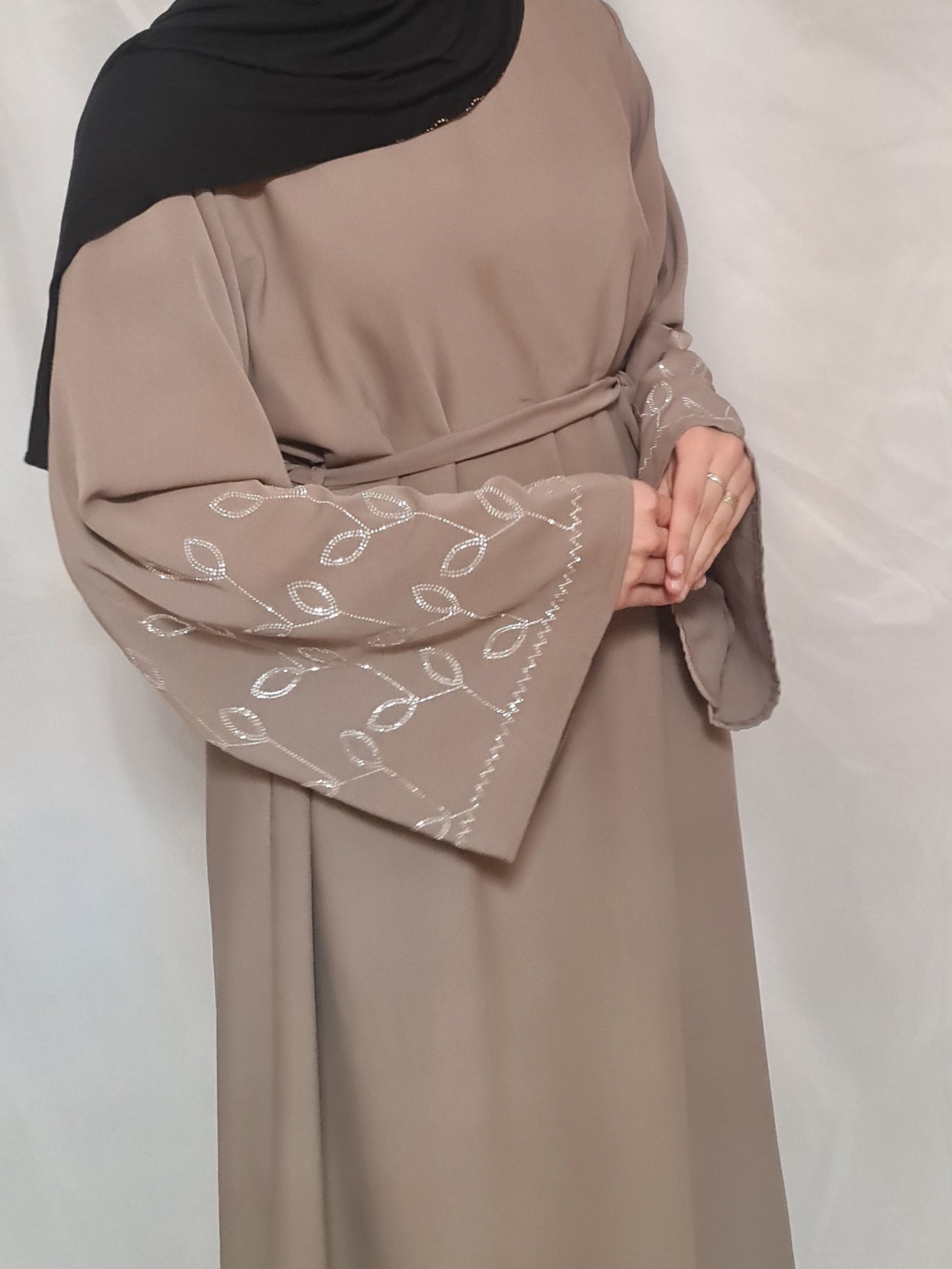 Abaya flores en las mangas