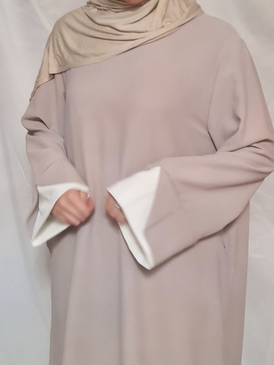 Abaya detalle mangas blancas